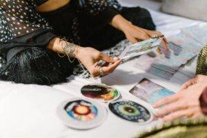 脈輪卡牌 Chakra Insight OracleA woman performing a tarot reading with cards, conveying a mystical and spiritual atmosphere.